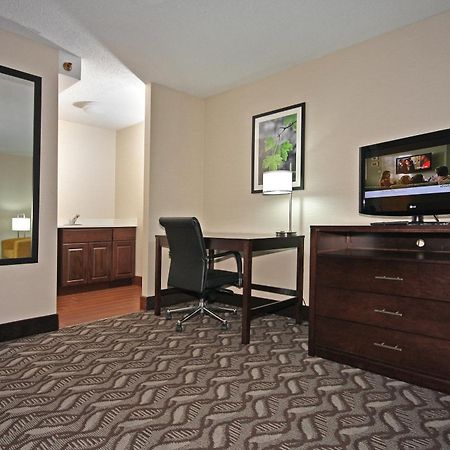 La Quinta By Wyndham Springfield Hotel Exterior foto