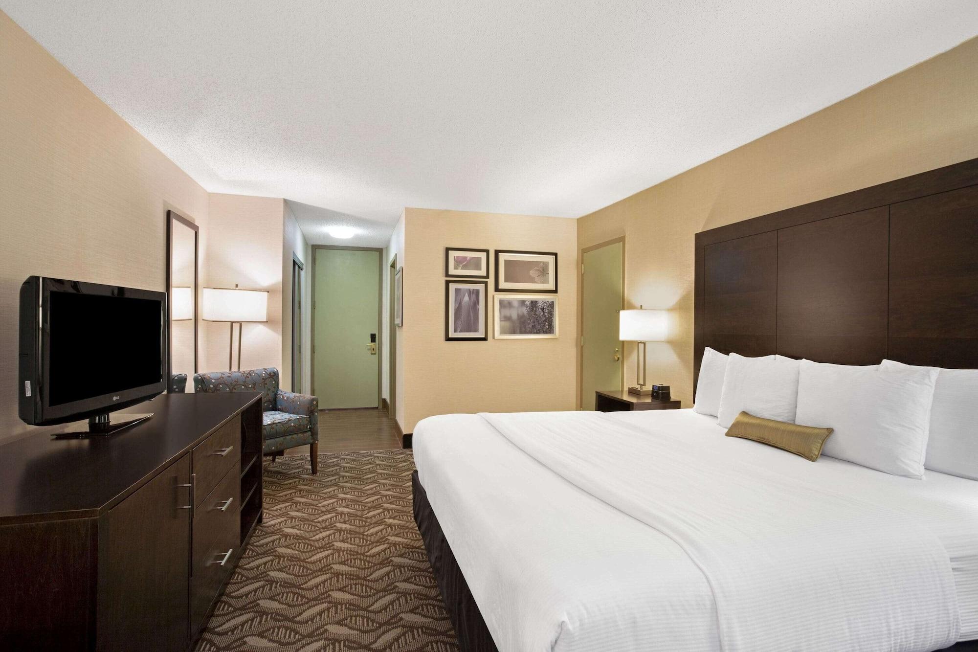 La Quinta By Wyndham Springfield Hotel Exterior foto